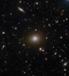 Hubble revela un espectacular anillo de Einstein formado por la alineación 3 galaxias