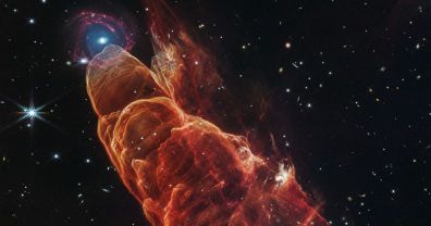 James Webb captó a un «Tornado Cósmico» alineado a una galaxia que parece un helado con cereza encima
