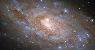 La estrella que aparece en el centro no es parte de la galaxia, es una alineación fortuita captada por el Hubble